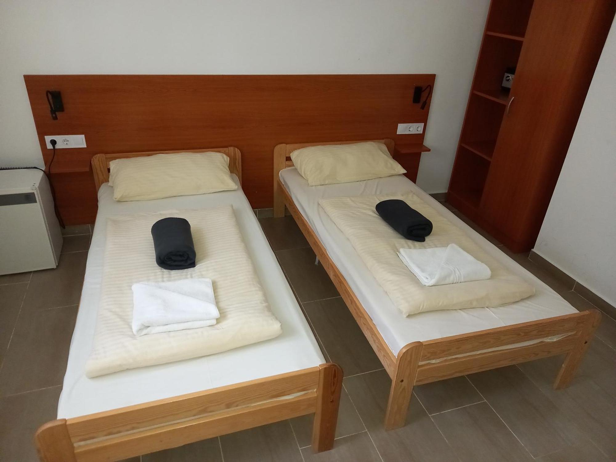Oereg-To Youth Hostel Tata Zewnętrze zdjęcie
