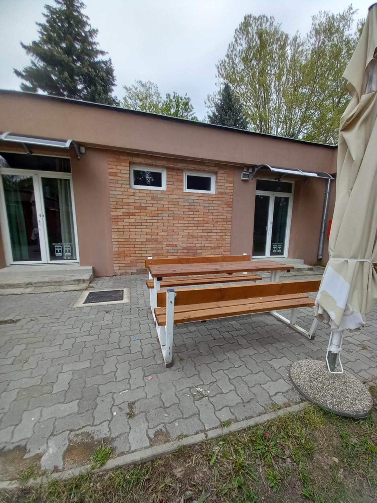 Oereg-To Youth Hostel Tata Zewnętrze zdjęcie