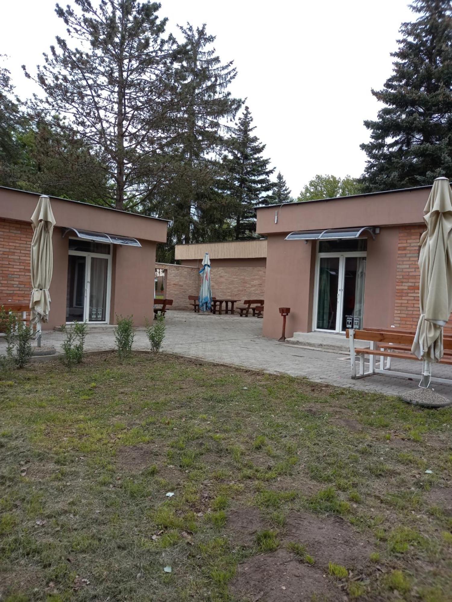 Oereg-To Youth Hostel Tata Zewnętrze zdjęcie